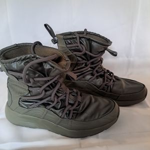 Nike womens tanjun sneaker boot  8.5 - olive green